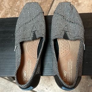 TOMS size 8